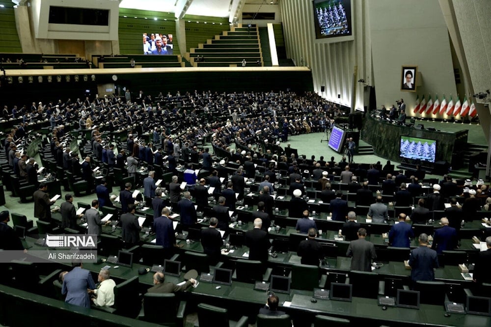 Irán debate salir del Tratado de No Proliferación como respuesta a sanciones europeas y advierte que suspenderá cooperación con la AIEA y Occidente.