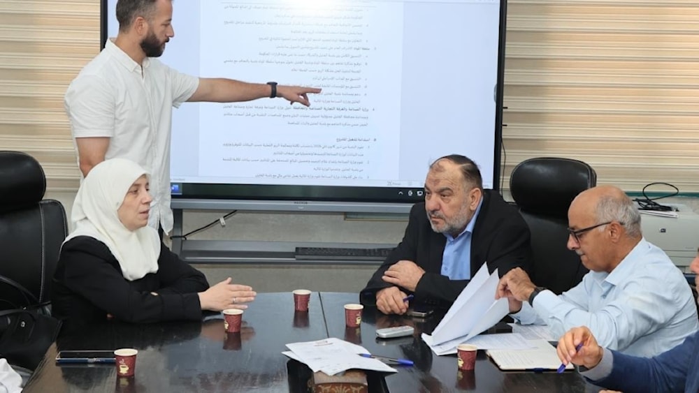 El alcalde de Hebrón, Tayseer Abu Sneineh (segundo de derecha a izquierda) durante una reunión del Consejo Municipal.