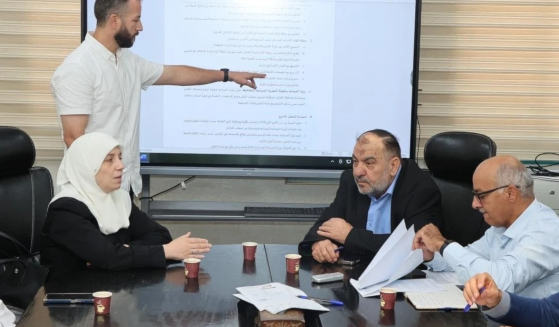 El alcalde de Hebrón, Tayseer Abu Sneineh (segundo de derecha a izquierda) durante una reunión del Consejo Municipal.