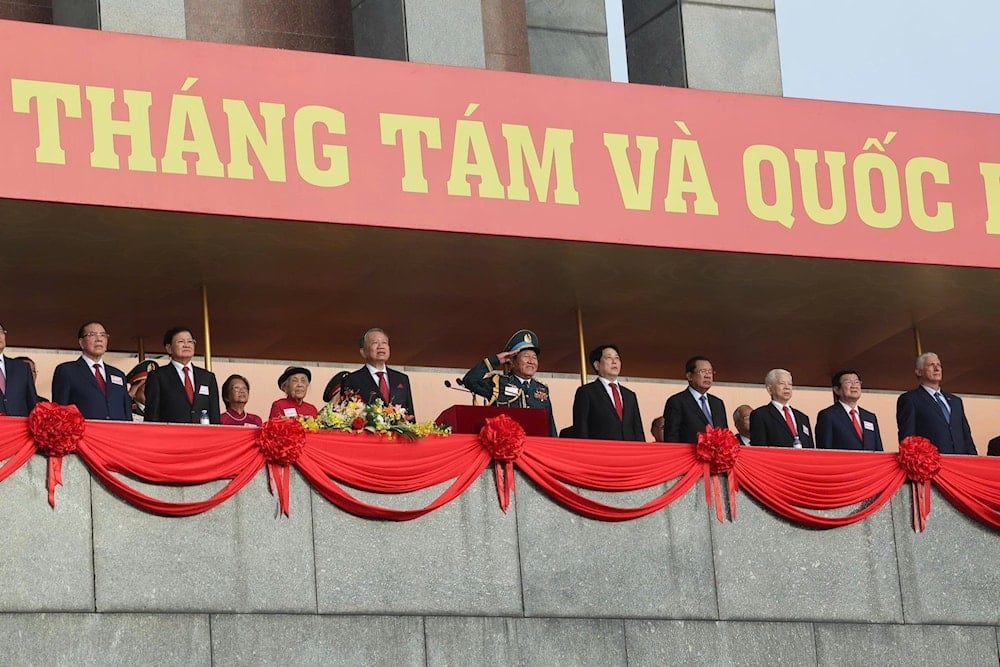 Díaz-Canel asistió al desfile militar en Hanói con motivo del 80 Aniversario de la Revolución de Agosto y el Día Nacional de Vietnam. (Foto: @PresidenciaCuba)