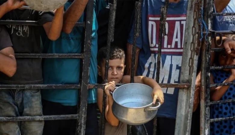 La combinación de bombardeos, desplazamientos forzados y hambruna en Gaza generó una de las peores crisis humanitarias de este siglo.