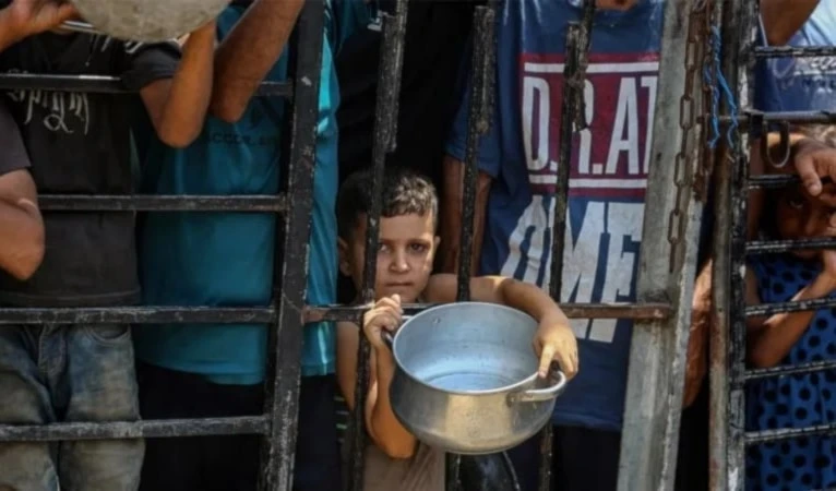 La combinación de bombardeos, desplazamientos forzados y hambruna en Gaza generó una de las peores crisis humanitarias de este siglo.