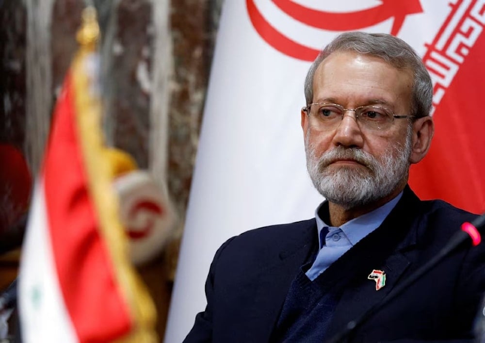 Ali Larijani afirmó que Irán mantiene abierta la puerta a negociar con EE. UU., pero advirtió que el modelo estadounidense bloquea cualquier avance real.