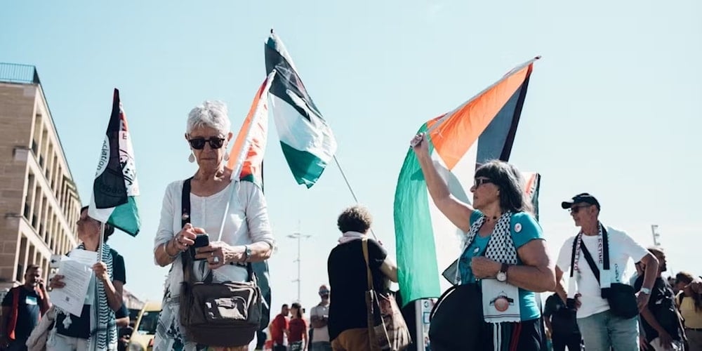 Francia prohíbe izar bandera palestina en edificios públicos
