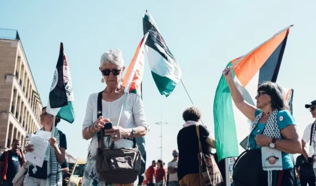 Francia prohíbe izar bandera palestina en edificios públicos