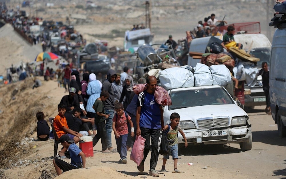 Gazatíes se dirigen al sur de la ciudad por la carretera costera cerca del campo de refugiados de Nuseirat, en el centro de la Franja de Gaza. (Foto: AFP)