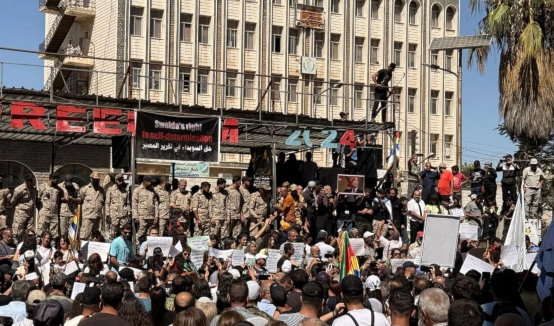 Manifestación en la plaza Al-Karama, en Sweida, para exigir la liberación de los hombres y mujeres secuestrados y el derecho a la autodeterminación.(Foto: Agencias)