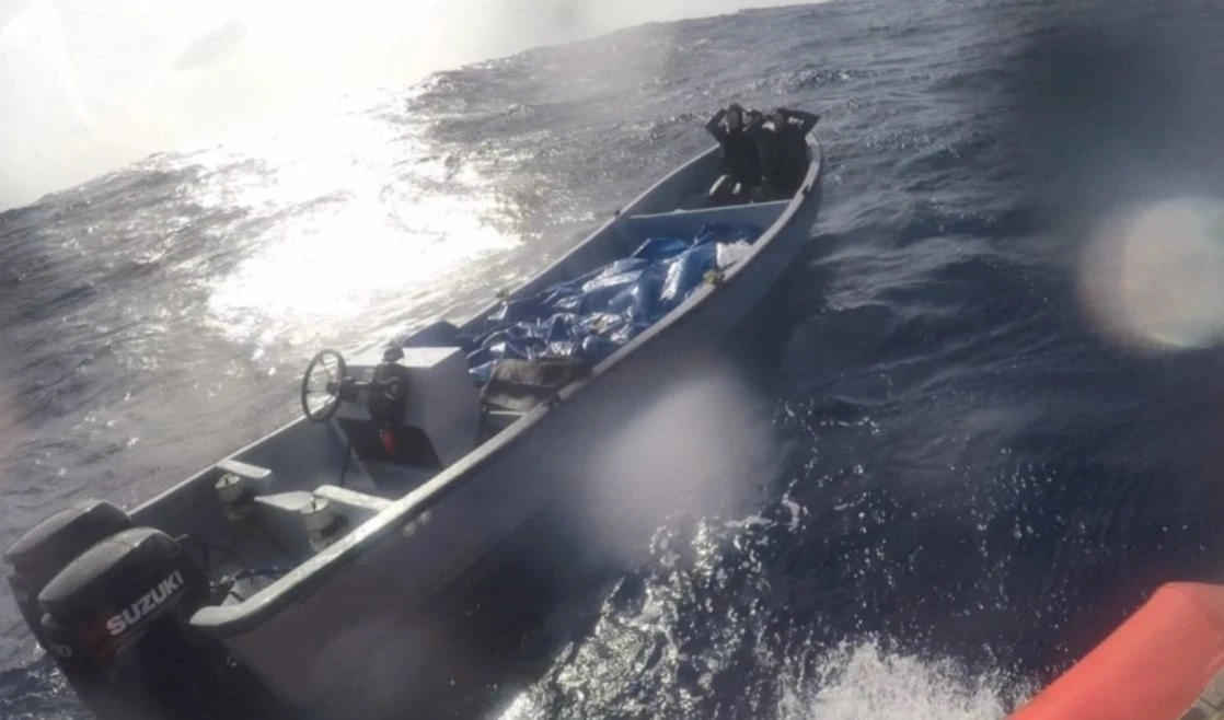 Supuesta embarcación vinculada al narcotráfico e interceptada por la marina estadounidense en el mar Caribe. (Foto: Guardia costera de EE. UU.)