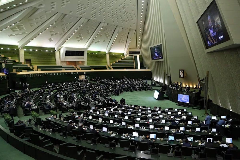 Diputados iraníes piden revisar la doctrina nuclear y de defensa del país. 