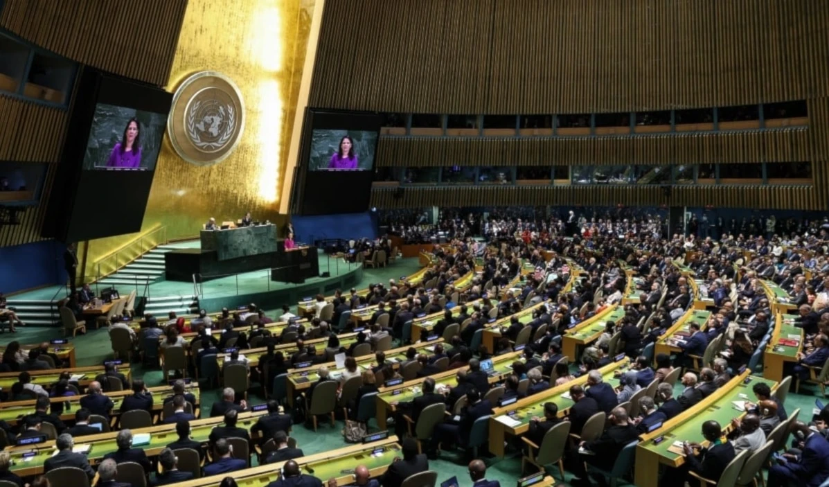 La reunión internacional en la ONU ocurrió en medio del genocidio israelí en Gaza, el cual dejó un saldo de más de 65 mil mártires palestinos.