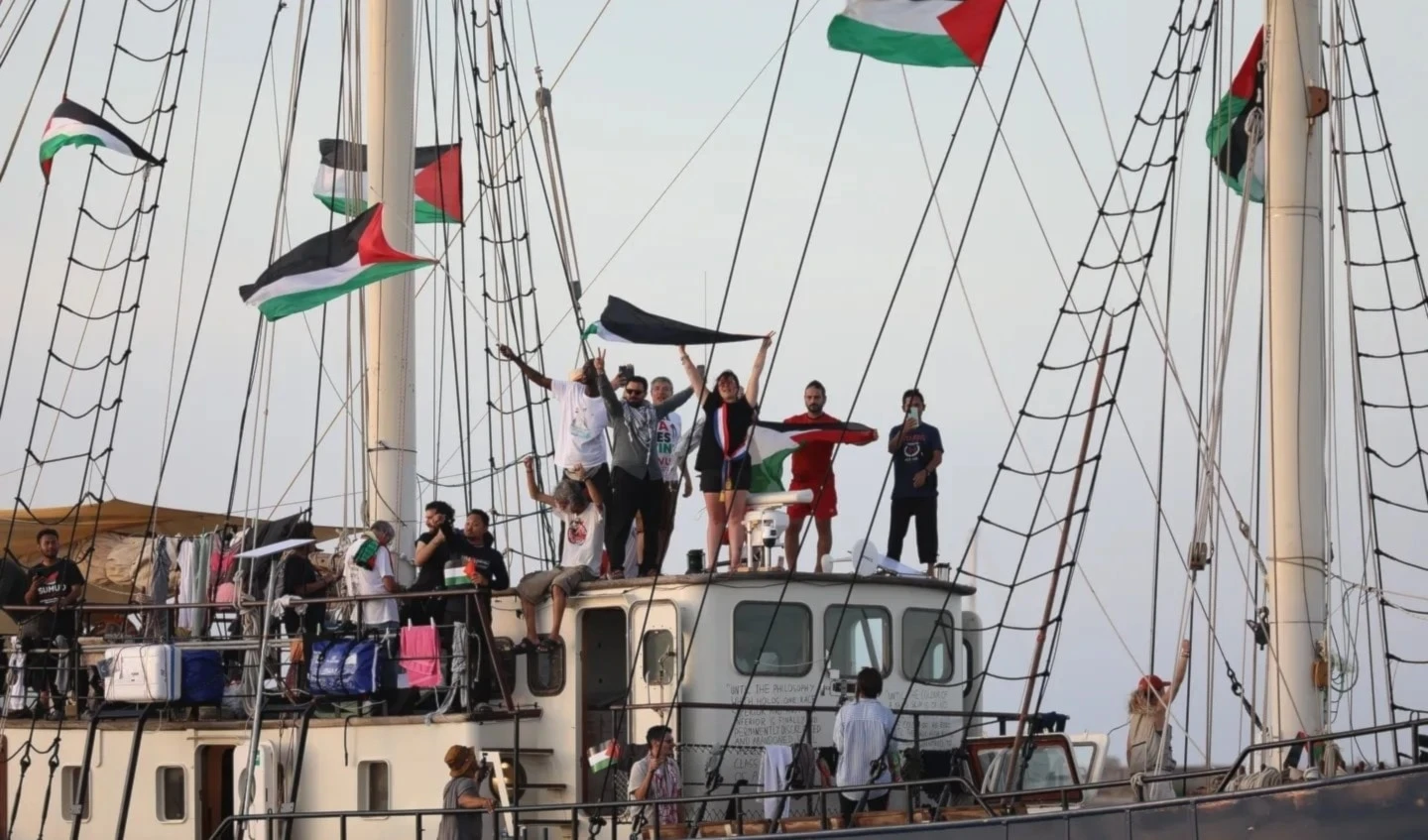 Activistas y defensores de derechos humanos participan en una manifestación en el puerto de Bizerta, en el norte de Túnez (Foto:AFP)