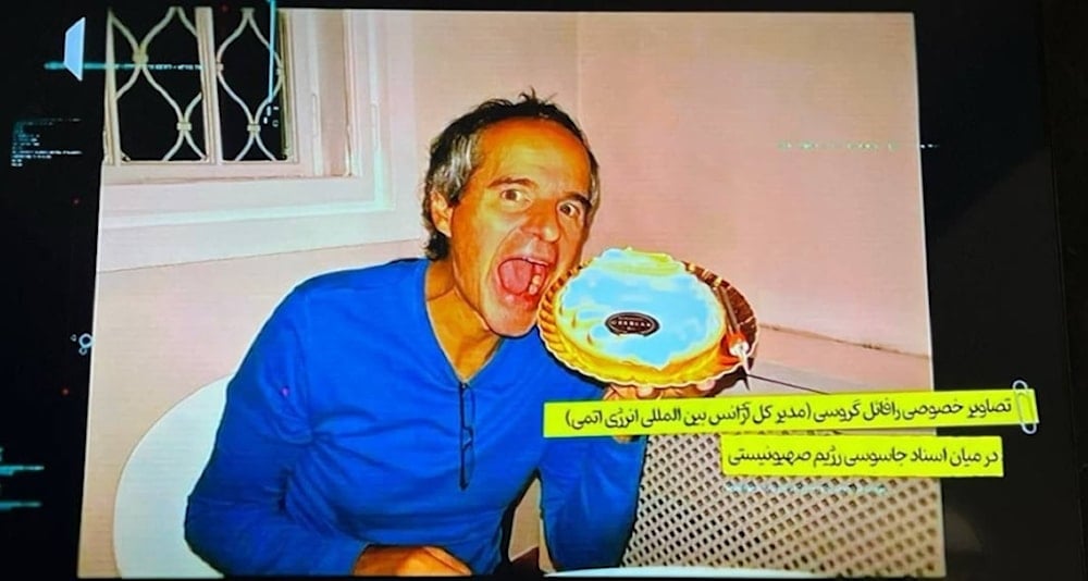 Una foto del Director General de la AIEA, Rafael Grossi, entre documentos israelíes obtenidos por el Ministerio de Inteligencia de Irán (Agencias)