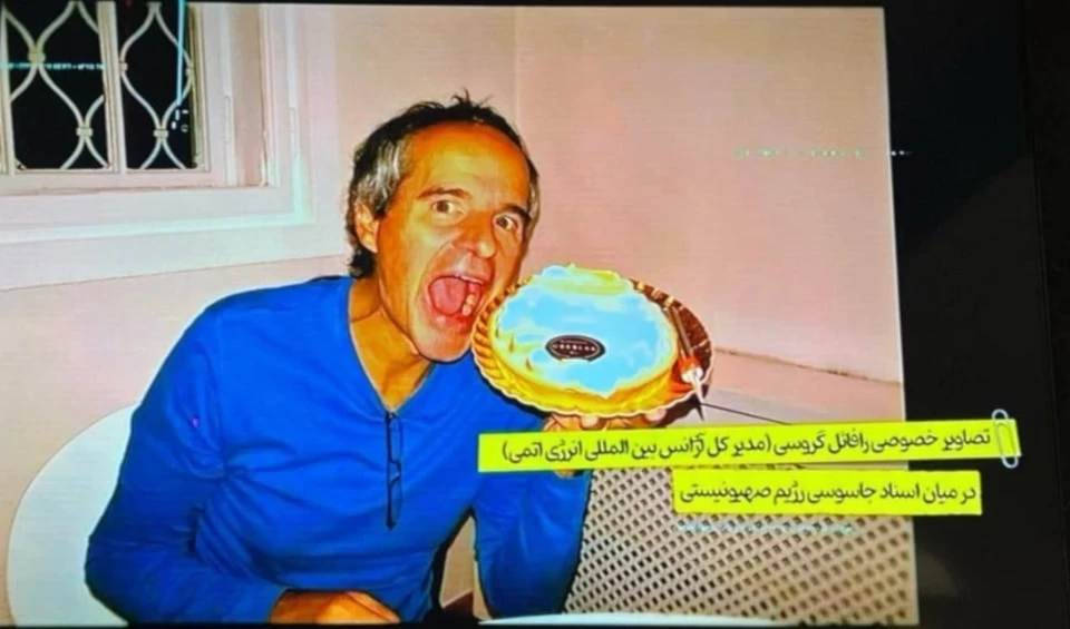 Una foto del Director General de la AIEA, Rafael Grossi, entre documentos israelíes obtenidos por el Ministerio de Inteligencia de Irán (Agencias)