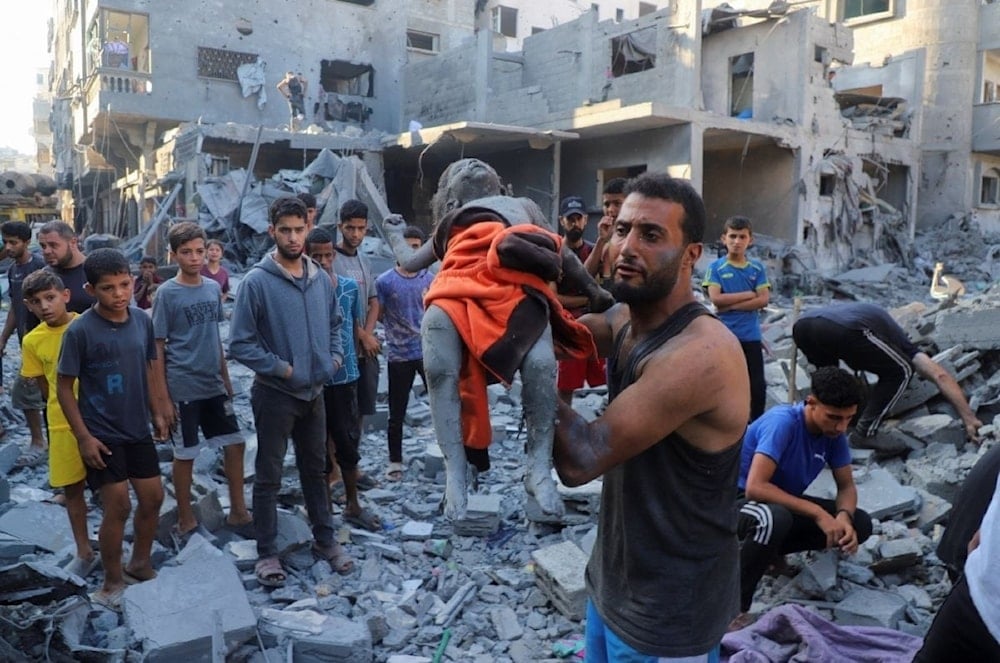 Hombre lleva el cuerpo de la niña palestina Amal Zaqout, asesinada en un ataque aéreo israelí en su casa (Foto: Reuters)