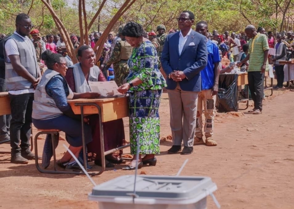El gesto del mandatario fue interpretado como un intento de evitar tensiones políticas y asegurar la estabilidad en Malawi durante la transición.