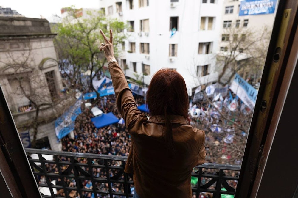 El pueblo aclama a la exmandataria al pie de su apartamento donde cumple injusta prisión domiciliaria desde hace más de 100 días. (Foto: @CFKArgentina)