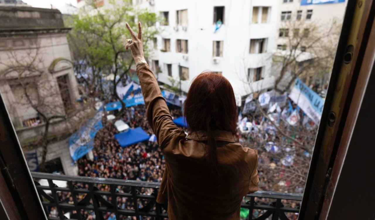 El pueblo aclama a la exmandataria al pie de su apartamento donde cumple injusta prisión domiciliaria desde hace más de 100 días. (Foto: @CFKArgentina)