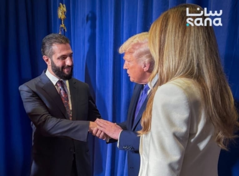 Trump saluda a Al-Sharaa en presencia de la primera dama, Melania.