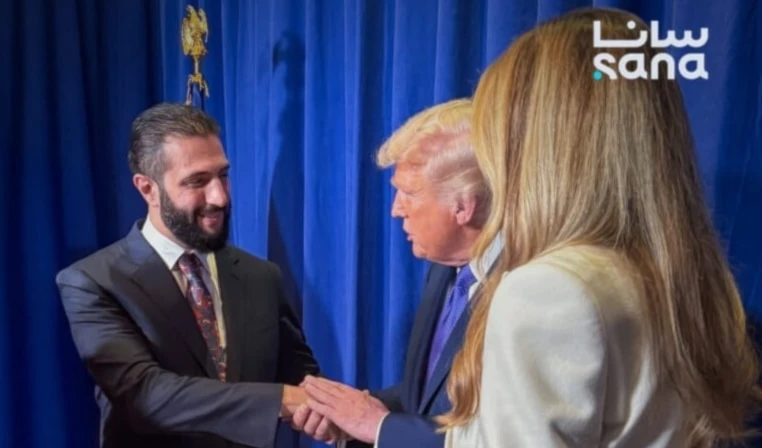 Trump saluda a Al-Sharaa en presencia de la primera dama, Melania. Trump saluda a Al-Sharaa en presencia de la primera dama, Melania.