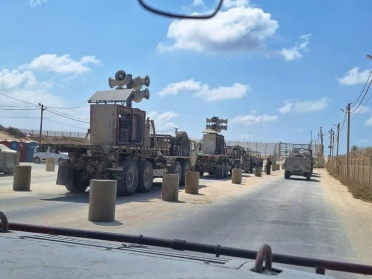 Sistemas de altavoces ubicados en la valla fronteriza en Gaza. (Foto: Medios israelíes)