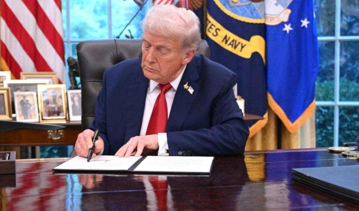 La decisión provocó rechazo entre defensores de derechos humanos y juristas, quienes la calificaron como falso pretexto para socavar la autonomía de la ciudad. La decisión provocó rechazo entre defensores de derechos humanos y juristas, quienes la calificaron como falso pretexto para socavar la autonomía de la ciudad.