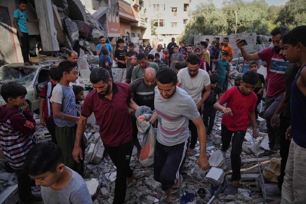Palestinos sacan cuerpo del niño mártir Hassan Nasr. 25 de septiembre de 2025 (Foto: AP)
