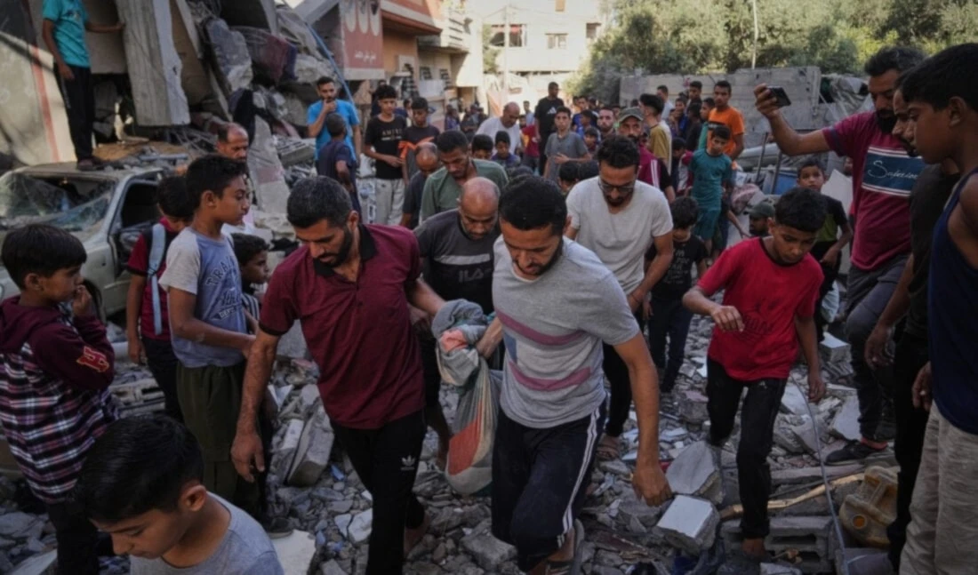 Palestinos sacan cuerpo del niño mártir Hassan Nasr. 25 de septiembre de 2025 (Foto: AP)