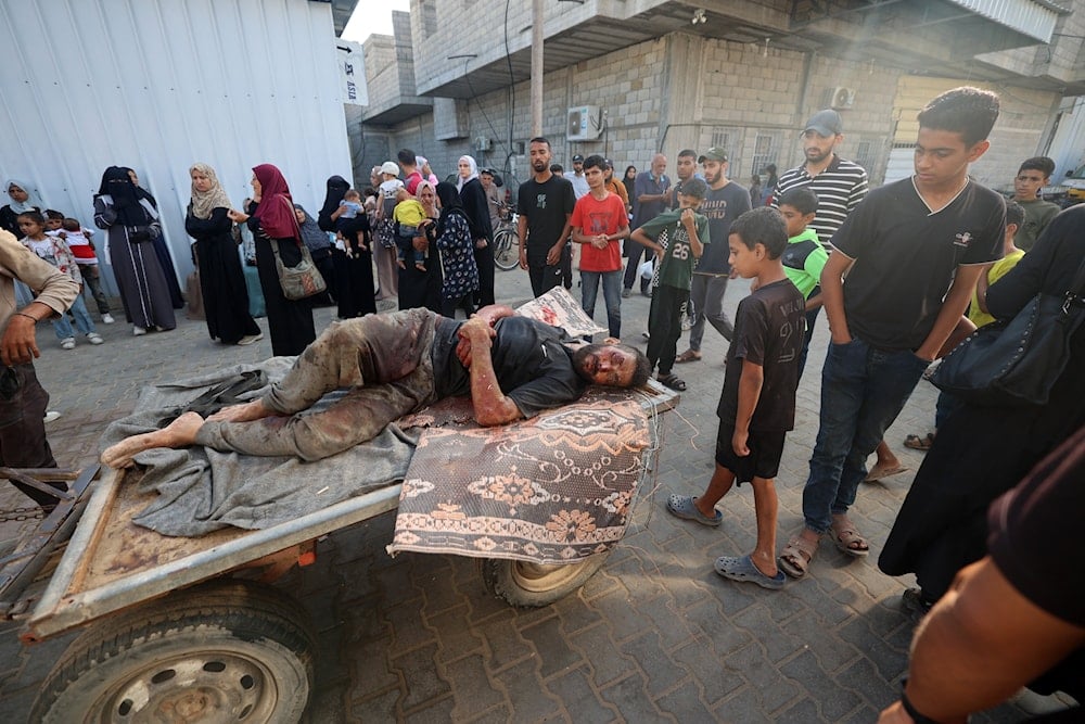 Víctima de bombardeo israelí es trasladada al Hospital Al-Awda en el campamento de refugiados de Nuseirat, en el centro de la Franja de Gaza (Foto: AFP)