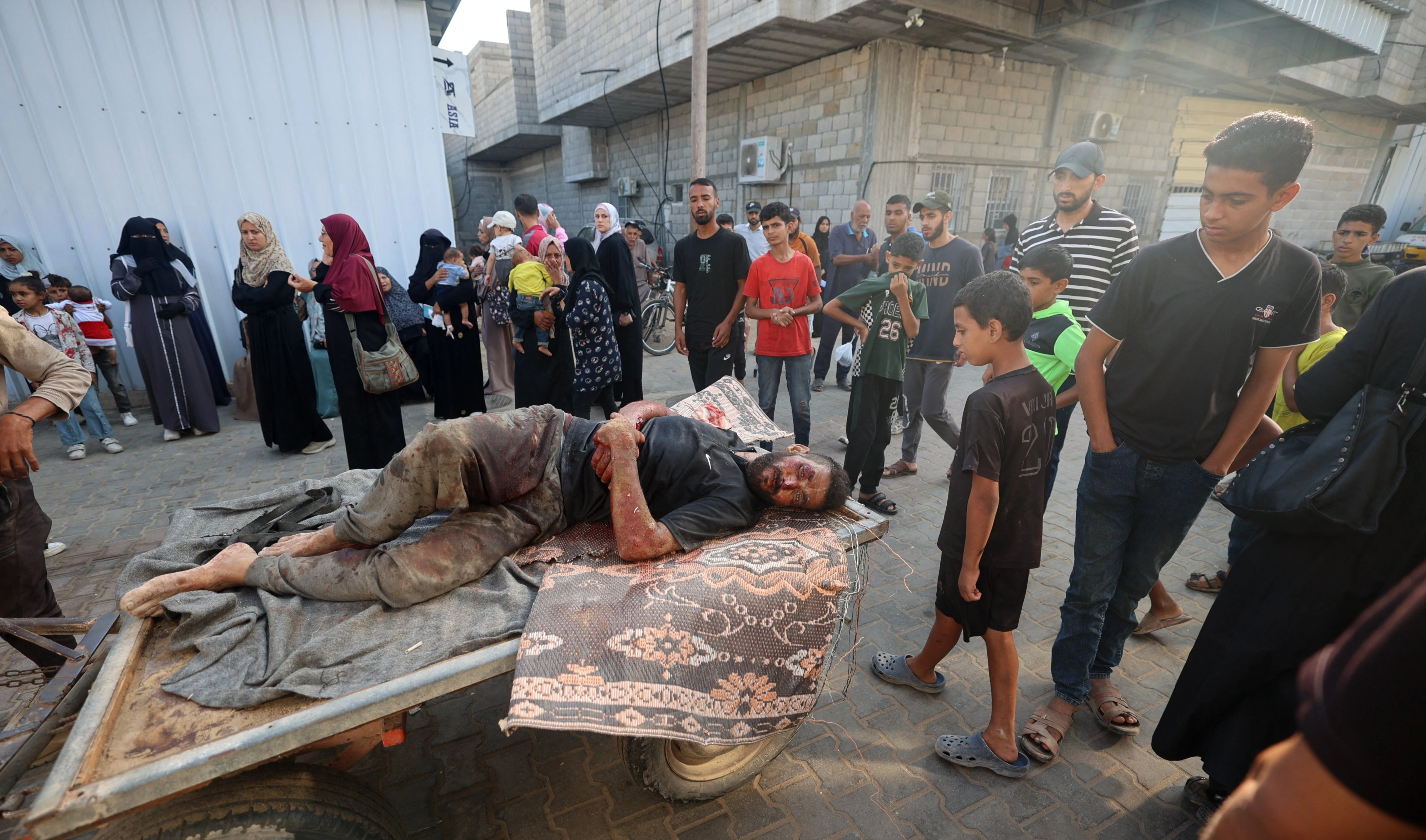 Víctima de bombardeo israelí es trasladada al Hospital Al-Awda en el campamento de refugiados de Nuseirat, en el centro de la Franja de Gaza (Foto: AFP)
