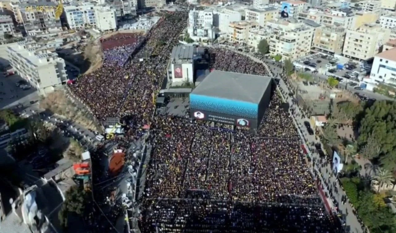 Miles de personas rinden homenaje en Beirut a los líderes mártires Sayyed Nasrallah y Sayyed Safi al-Din.