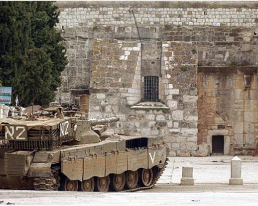 Tanque israelí frente a la Iglesia de la Natividad durante la invasión de Cisjordania en 2002.