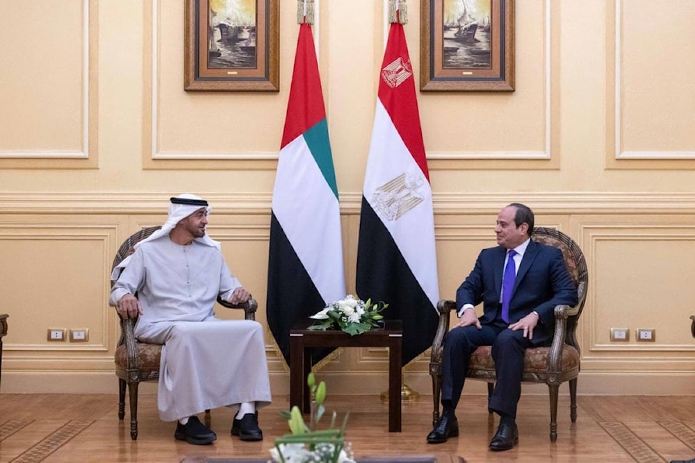 El-Sisi (derecha) y Mohammad bin Zayed destacan la importancia de impulsar la paz regional.