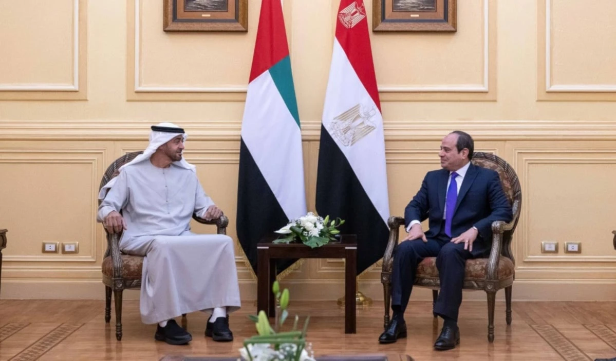 El-Sisi (derecha) y Mohammad bin Zayed destacan la importancia de impulsar la paz regional.