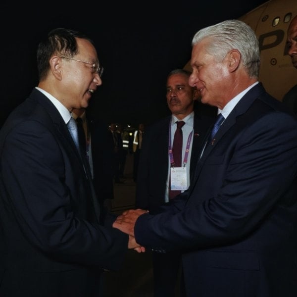 El presidente cubano fue recibido en Beijing por el ministro de Recursos Naturales, Guan Zhiou. 