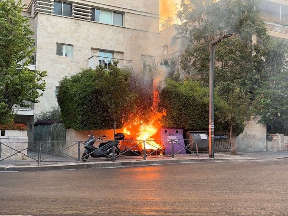 Los manifestantes prendieron fuego próximo a la vivienda de Netanyahu. 