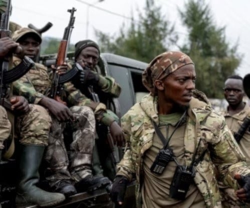 Rebeldes del M-23 supervisan reclutas antes de enviarlos a entrenamiento en Goma (Foto: Reuters)