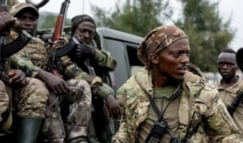 Rebeldes del M-23 supervisan reclutas antes de enviarlos a entrenamiento en Goma (Foto: Reuters) Rebeldes del M-23 supervisan reclutas antes de enviarlos a entrenamiento en Goma (Foto: Reuters)