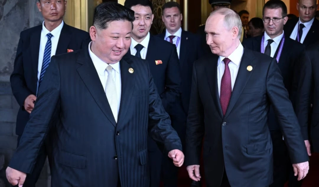 Vladimir Putin y Kim Jong-un durante su encuentro en Beijing. (Foto: Reuters)
