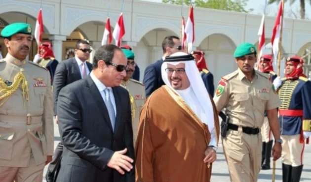 El presidente egipcio, Abdel Fatah El-Sisi, recibe en El Cairo al príncipe heredero de Bahréin, Salman bin Hamad Al-Khalifa.