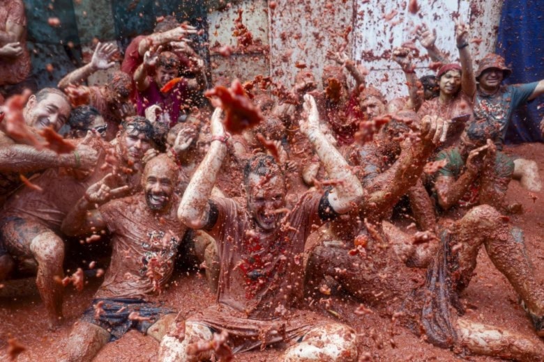 España: una batalla de tomates combina historia y fiesta