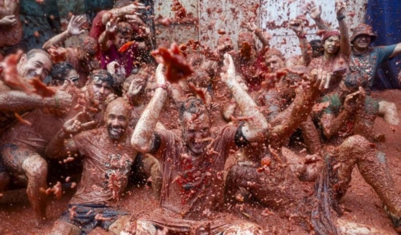 España: una batalla de tomates combina historia y fiesta