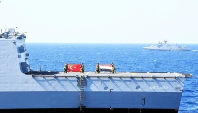 Elementos de los ejércitos egipcio y turco izan banderas al concluir el ejercicio naval conjunto 