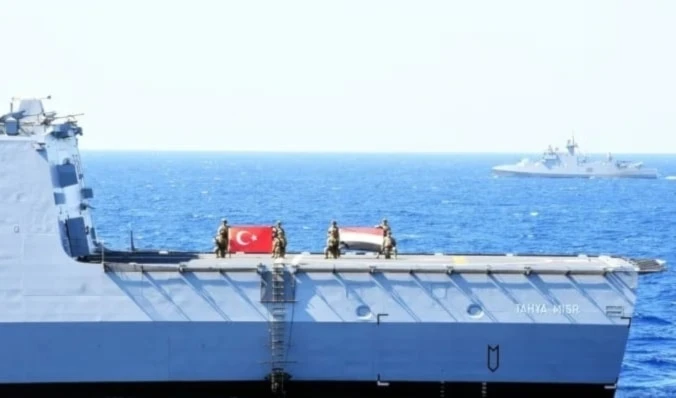 Elementos de los ejércitos egipcio y turco izan banderas al concluir el ejercicio naval conjunto "Mar de la Amistad 2025"