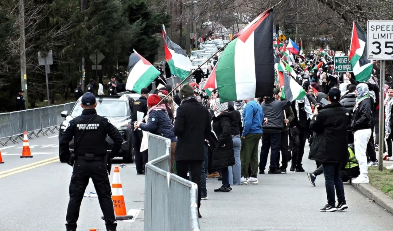 Protesta contra "Israel" ocurrida en noviembre de 2024 en el exterior de la sinagoga Or Torah, en la localidad de West Orange, New Jersey, EE. UU..