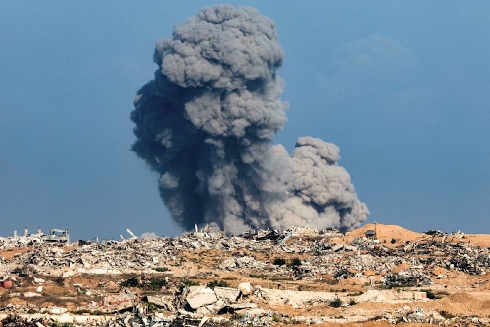 Columnas de humo se extienden por las zonas de Gaza devastadas por los bombardeos del régimen israelí. (Foto: AFP)