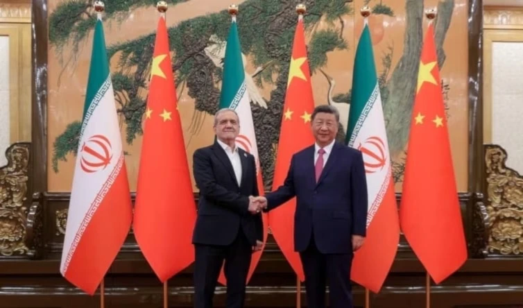 Los presidentes de Irán y China, Masoud Pezeshkian y Xi Jingpin, durante la cumbre de la Organización de Cooperación de Shanghái. (Foto: Reuters)