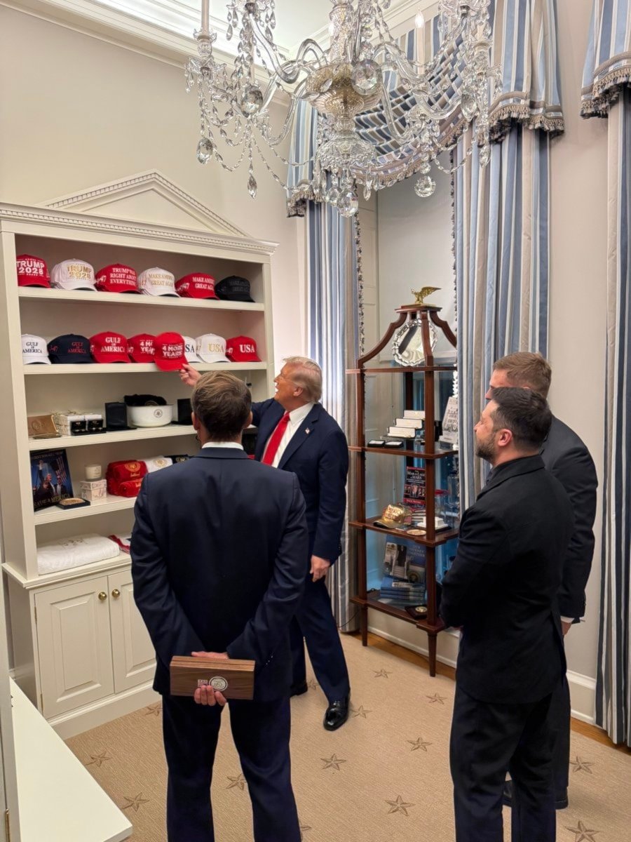 Trump muestra a Zelensky colección de gorras para nuevo mandato.