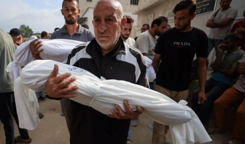 Un palestino lleva el cuerpo de un niño muerto en el bombardeo israelí de Gaza (Foto: Archivo)