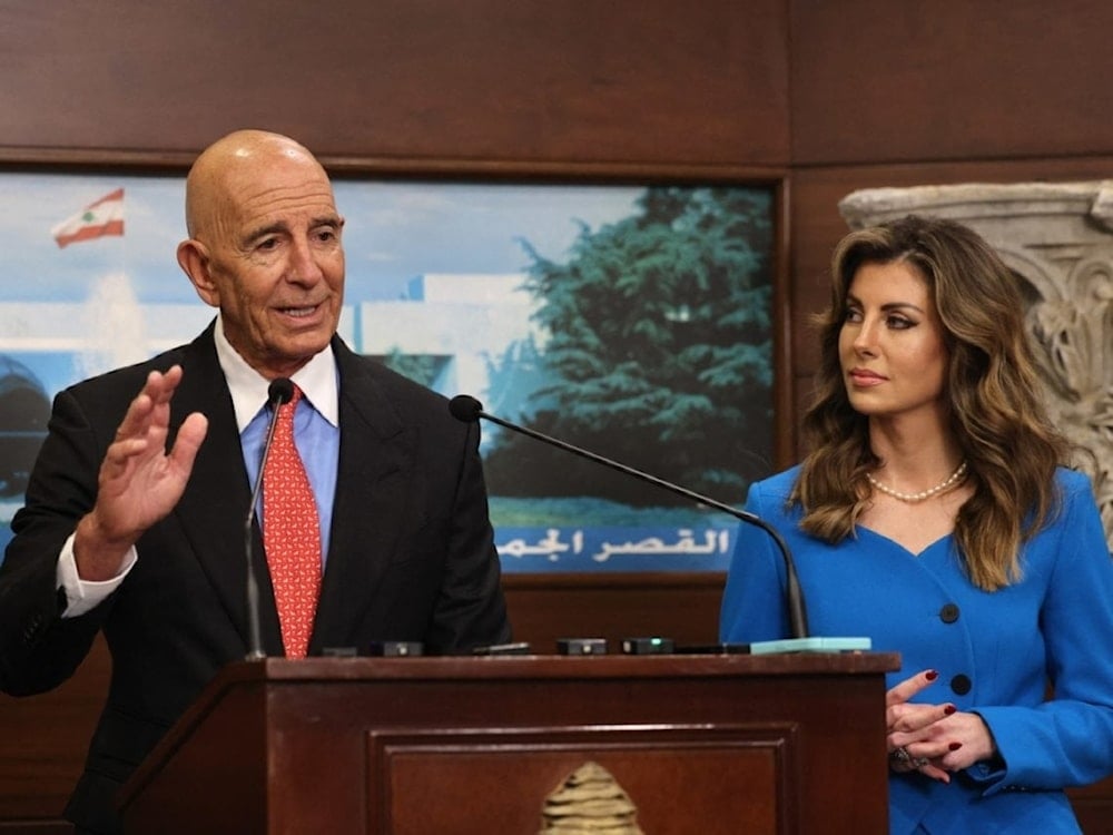 Los enviados de EE. UU. Tom Barrack y Morgan Ortagus durante una conferencia de prensa en el palacio de Baabda en Beirut, Líbano, el 26 de agosto de 2025. (Foto ANI)