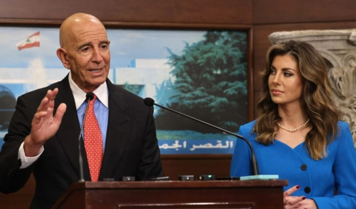 Los enviados de EE. UU. Tom Barrack y Morgan Ortagus durante una conferencia de prensa en el palacio de Baabda en Beirut, Líbano, el 26 de agosto de 2025. (Foto ANI)